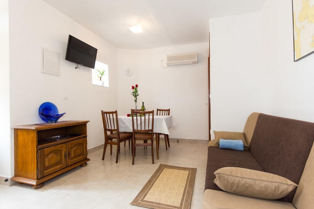 Holiday Home Mery By El-Pi Tours Malinska Exterior foto